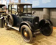 Une automobile ancienne dans un musée.