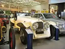 Une Leyland 8 de 1927, avec accessoires de sport.