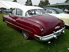 Buick Super Tourback aux vitres similaires aux Special Tourback.