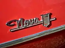 Logo d'une voiture rouge.