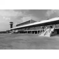 L'aéroport et sa tour de contrôle à la fin des années 1960