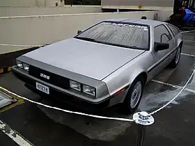 Photo d'une DeLorean DMC-12 vue de trois quarts avant.