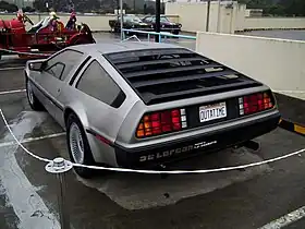 Photo d'une DeLorean DMC-12 vue de trois quarts arrière.
