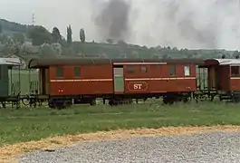 La voiture-bar BR3 54 du Sursee-Triengen-Bahn (1988) est un ancien fourgon à bagages des CFF.