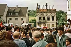 Manifestations devant la maison incendiée le 29 mai 1993