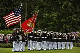 Commémoration par les Marines.