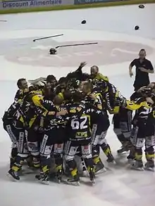  Photographies des Dragons de Rouen célébrant leur victoire