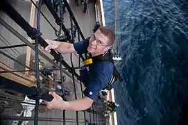 Gabier sur les haubans (garde-cote américain en formation).