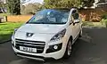 Peugeot 3008 HYbrid4 2012, modèle britannique.