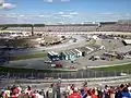 Vue du virage no 3 en 2013 : Kyle Busch (#18) devance Juan Pablo Montoya (#42), Jamie McMurray (#1), Clint Bowyer (#15) et Martin Truex, Jr. (#56) après le premier drapeau jaune (débris sur piste).