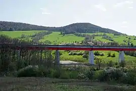 Les Planches (516 m), et le viaduc de Corcelles.
