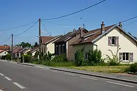 Des maisons ouvrières alignées mais toutes différentes et individuels.
