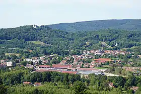 La ville de Ronchamp dominée par une colline au-dessus de laquelle se trouve la chapelle Notre-Dame-du-Haut.