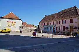 Le bas-relief dédié aux mineurs, à gauche de la place de l'église.
