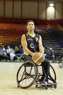 Joueur de basket fauteuil se concentrant avant un lancer-franc.