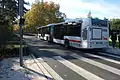 Un bus de la ligne   dans le couloir de bus à l'arrêt Interpol, vue vers le sud, en 2015.