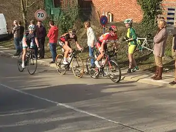 87.5 km: Avant du peloton dans le quatrième prix de la montagne (3e montée du Roeselberg)