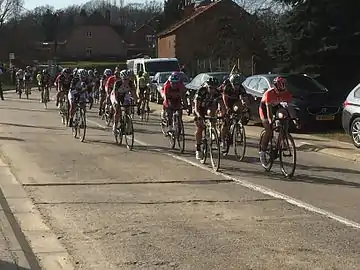 61 km: Peloton groupé, juste après le deuxième prix de la montagne (1re montée du Roeselberg)