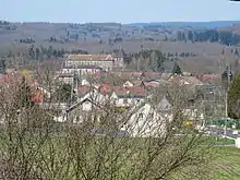 Photo couleur d'un bourg dans un repli de terrain.