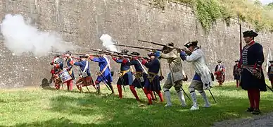 Manœuvres à pied et tir, tenues du XVIIIe&nbsp;siècle.