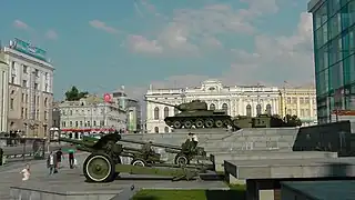 Exposition d'armes dont un Mark V et un T-34.