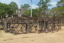 Perron et escalier Nord  (arr. plan à l'extrême droite: terrasse du Roi lépreux)