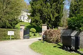 Portail avec barrière et wagonnet de mine.