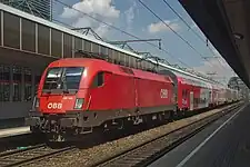 Locomotive Taurus avec une composition à deux niveaux de type 86-33  S1