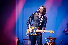Gary Lightbody performing
