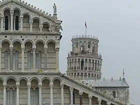 Façade romane en marbre de la cathédrale de Pise, ornée d’opus sectile, Italie, XIIe siècle.