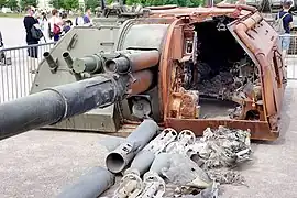 Carcasse de la tourelle d'un 2S19 Msta-S présentée lors de l'exposition Shield of Europe, à Prague, en juillet 2022.