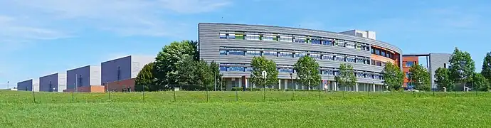 Les « cubes » du plateau technique sur la gauche et le bâtiment courbé de l'hôpital de jour et chimiothérapie à droite.