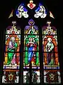 Maîtresse-vitre représentant de gauche à droite saint Pierre, le Bon Pasteur et saint Paul.