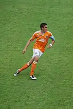 Photographie de Geoff Cameron sur un terrain de soccer avec le Dynamo de Houston.