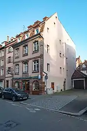 Le no 21, à l'angle de la ruelle de la Farine.