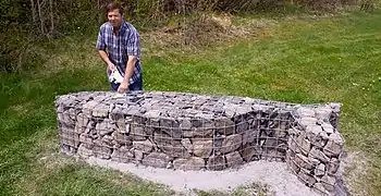 Le vingt-sixième Tacon Site à l’effigie de la ouananiche sur le terrain de Monsieur Alain Lavoie situé dans l’arrondissement Jonquière de Ville de Saguenay.