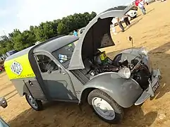 2 CV fourgonnette aux couleurs des huiles Yacco