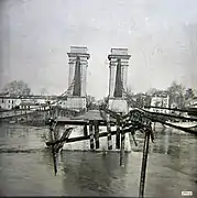Vue sous un autre angle du tablier du pont suspendu.