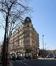 Au croisement avec l'avenue Mozart.