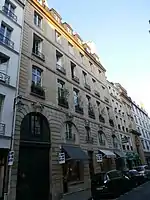 Façade du no 30 rue de Lille.