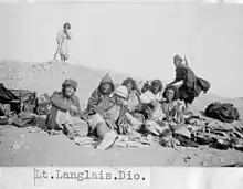 Les lieutenants Dio (au centre avec casque) et Langlais avec des goumiers du Groupe Nomade d’Arouan. Novembre 1932, Collection Colonel Jean-Pierre Durand-Gasselin.