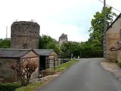 Lavoir et ancienne tour du château d'Illiers-Combray.