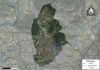 Photo aérienne en couleurs de la commune.