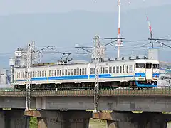 Série 413 Livrée Hokuriku sur un pont