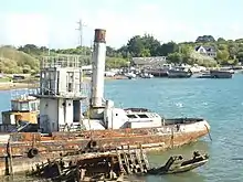 Épaves de bateaux-citerne de la Marine nationale,  dans l'anse de Rostellec, aujourd'hui déconstruites.
