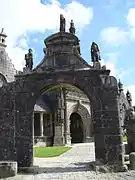 La Porte triomphale de l'enclos paroissial.