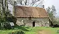 Écomusée de Saint-Dégan : la ferme du XVIIe siècle, restaurée en 1813, et le puits.