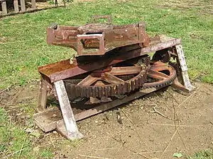 Écomusée de Saint-Dégan : mécanisme central d'un manège à chevaux.