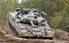 Sur le T-80U, le Kontakt-5 est présent sur le glacis, le premier tiers des jupes latérales ainsi que sur l'avant de la tourelle (masqué par des rabats en caoutchouc renforcé) et le toit de cette dernière.