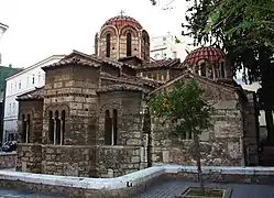 Église de la Panagía Kapnikaréa (gauche) et chapelle sainte-Barbara (droite)